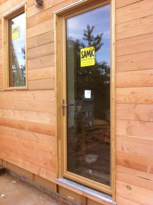 Isolation extérieure avec mur capteur et menuiseries mélèze 